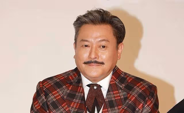 香港知名男星離婚後終身不娶,減肥成功顏值回春,雙腳瘦成竹竿