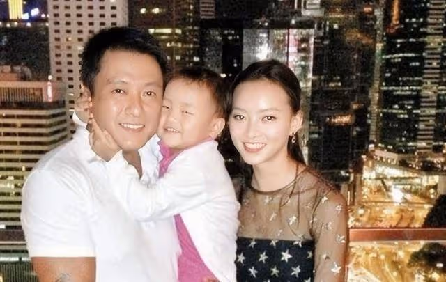 香港知名男星離婚後終身不娶,減肥成功顏值回春,雙腳瘦成竹竿