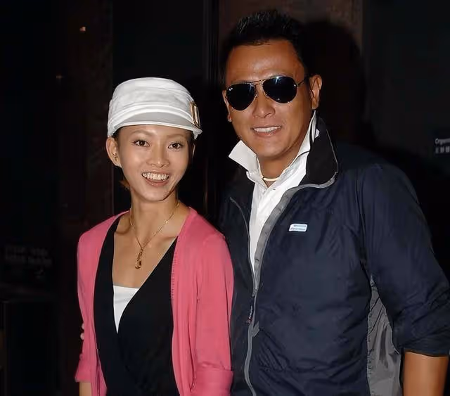 香港知名男星離婚後終身不娶,減肥成功顏值回春,雙腳瘦成竹竿