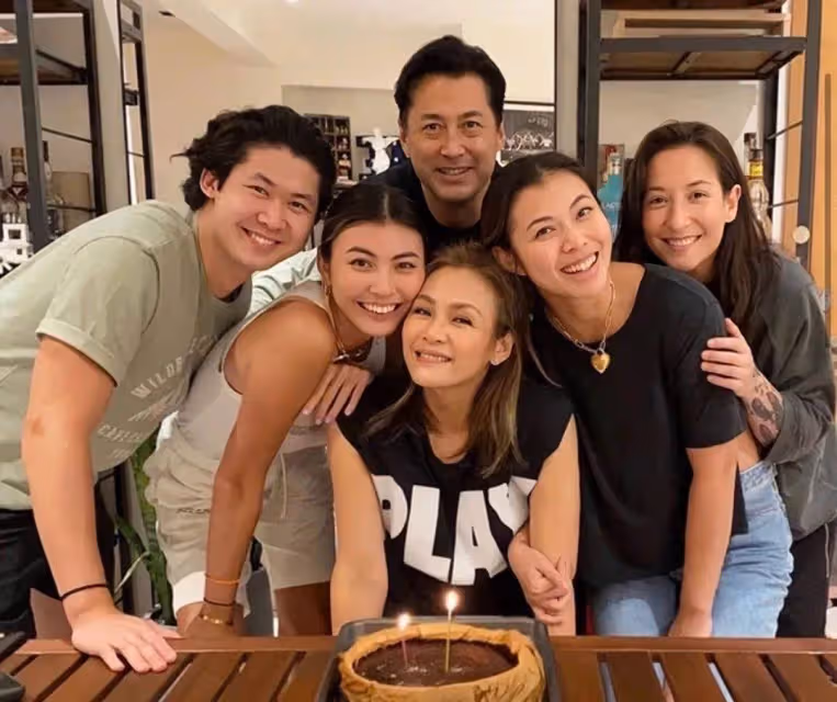 知名星二代王曼喜與同性愛人在街頭擁吻，移居國外結婚兩年感情穩定