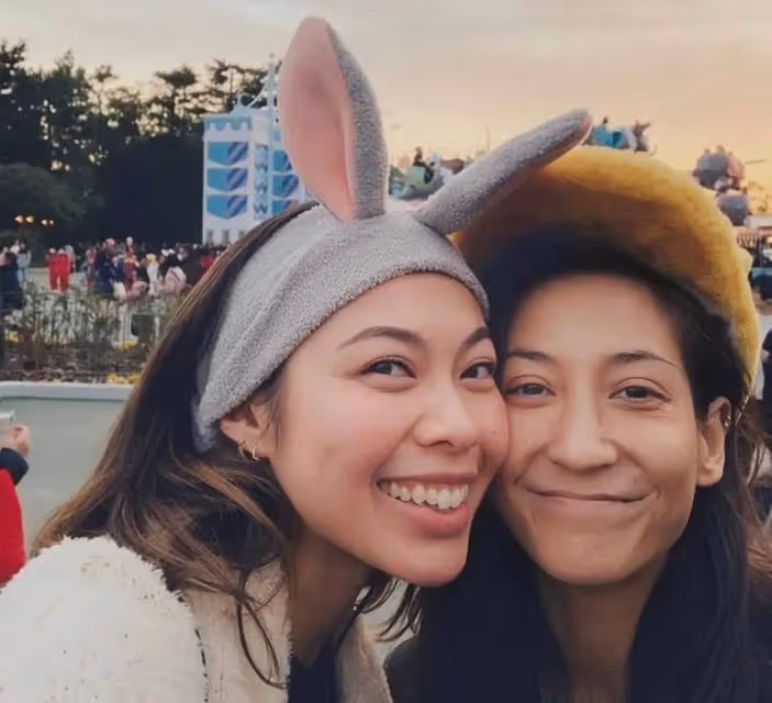 知名星二代王曼喜與同性愛人在街頭擁吻，移居國外結婚兩年感情穩定