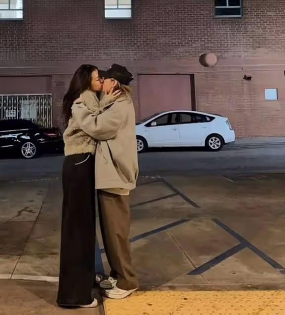 知名星二代王曼喜與同性愛人在街頭擁吻，移居國外結婚兩年感情穩定