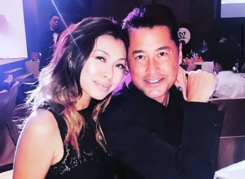 知名星二代王曼喜與同性愛人在街頭擁吻，移居國外結婚兩年感情穩定