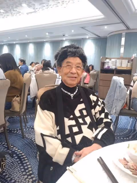 亞視「傳奇綠葉」近照曝光!88歲潮范十足,一生未婚卻有感人故事