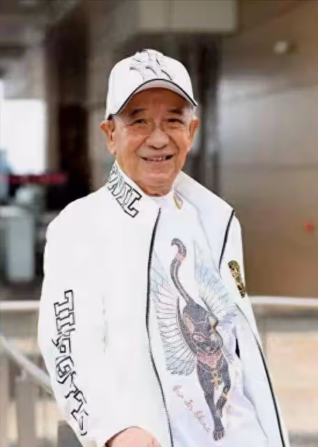 亞視「傳奇綠葉」近照曝光！88歲潮范十足，一生未婚卻有感人故事