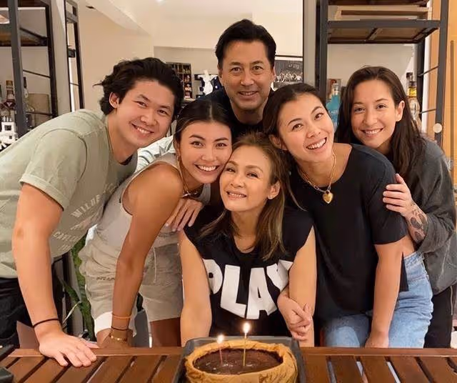 香港知名星二代與同性愛人在街頭擁吻,移居國外結婚兩年感情穩定