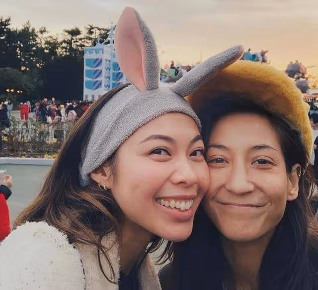 香港知名星二代與同性愛人在街頭擁吻,移居國外結婚兩年感情穩定