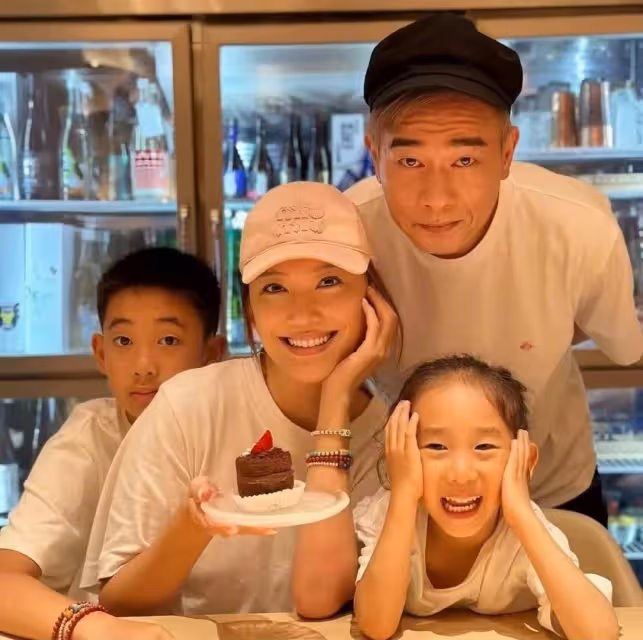 應采兒曬照紀念與陳小春結婚15周年！手捧大束粉色鮮花好幸福