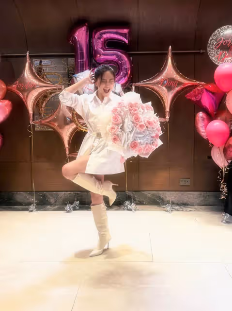 應采兒曬照紀念與陳小春結婚15周年！手捧大束粉色鮮花好幸福