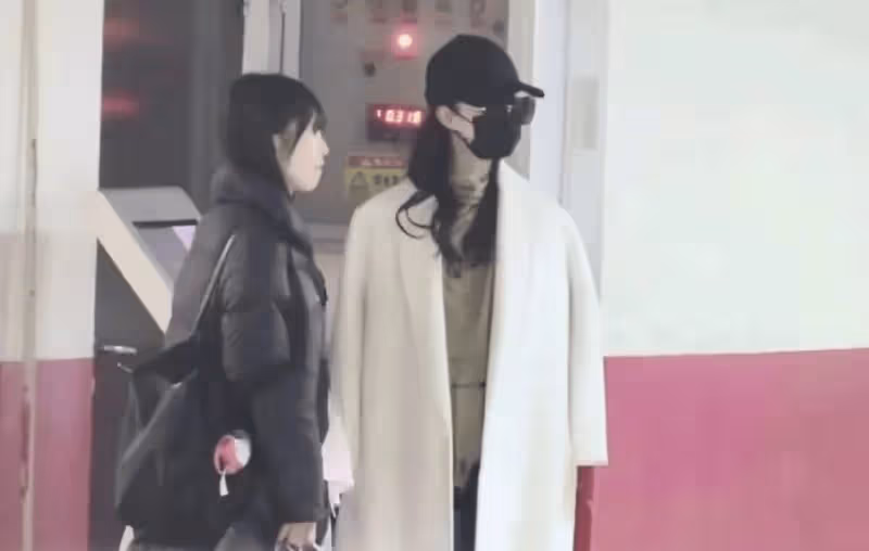 37歲劉亦菲商場逛街被偶遇,穿白色羊絨大衣身姿曼妙窈窕,宛如仙女下凡!