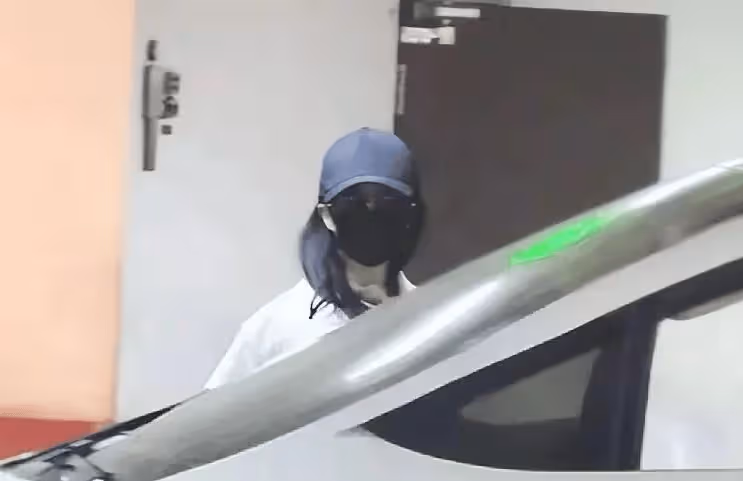 37歲劉亦菲商場逛街被偶遇,穿白色羊絨大衣身姿曼妙窈窕,宛如仙女下凡!