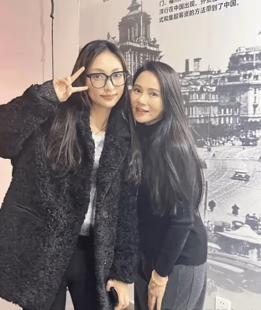 57歲伊能靜上海購物被偶遇,穿針織衫搭駝色大衣時髦又高級,買10萬愛馬仕太豪橫!