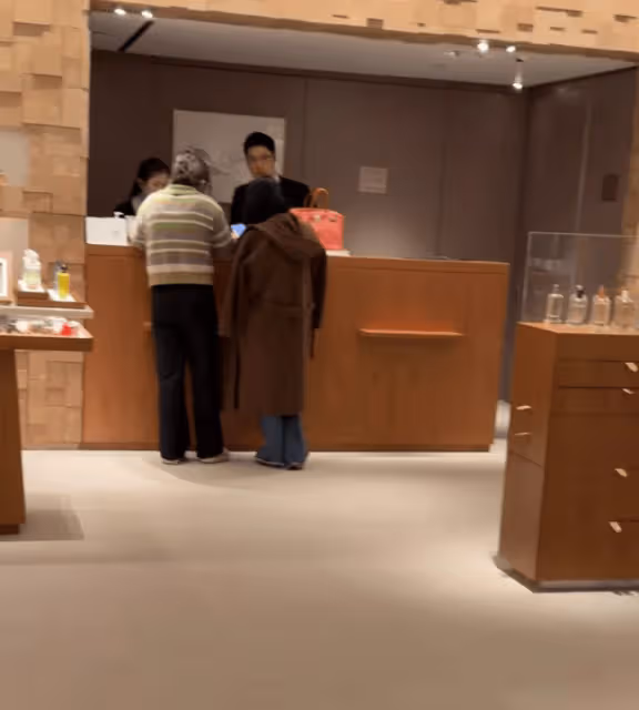 57歲伊能靜上海購物被偶遇,穿針織衫搭駝色大衣時髦又高級,買10萬愛馬仕太豪橫!