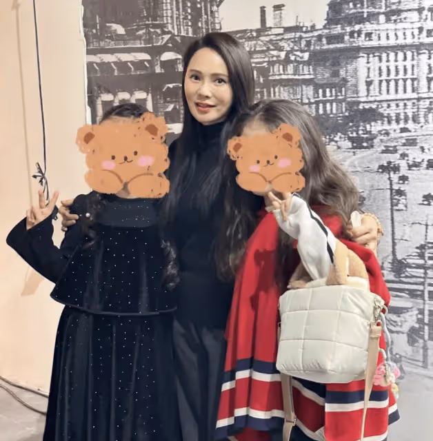 57歲伊能靜上海購物被偶遇,穿針織衫搭駝色大衣時髦又高級,買10萬愛馬仕太豪橫!