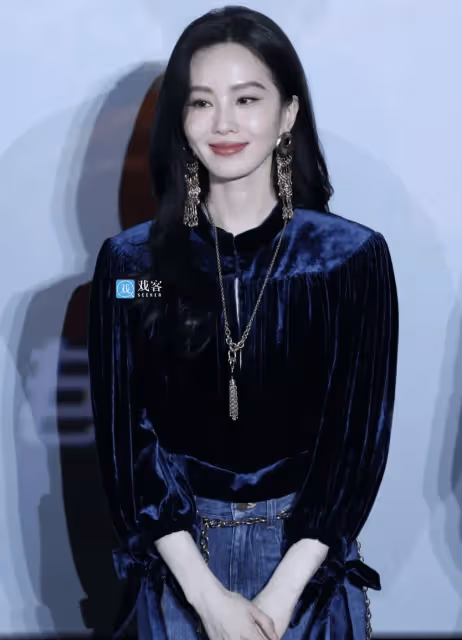 37歲劉詩詩離婚後容光煥發，穿2萬絲絨襯衫搭牛仔褲很貴氣，生圖狀態白到發光!