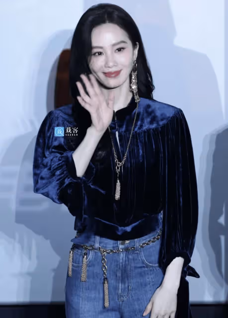 37歲劉詩詩離婚後容光煥發，穿2萬絲絨襯衫搭牛仔褲很貴氣，生圖狀態白到發光!