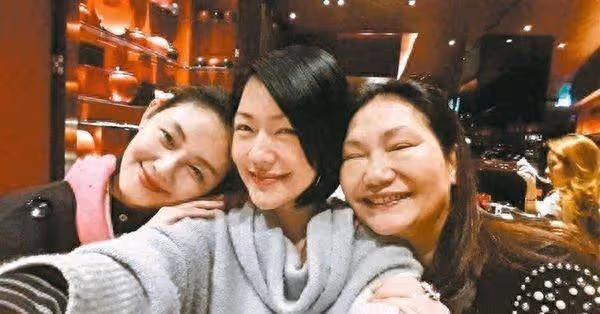 S媽連續發文，台媒心理師認為她可能有精神問題，小S的狀況更嚴重