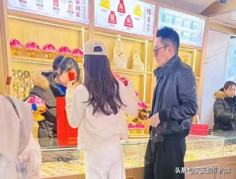 汪小菲夫婦紅螺寺買福袋祈福,疑似求子,深情人設被質疑