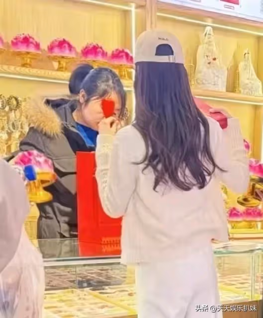 汪小菲夫婦紅螺寺買福袋祈福,疑似求子,深情人設被質疑