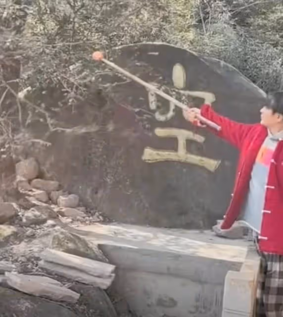 胡歌最新露面!情人節去九華山朝拜,神情滄桑不如一旁陳龍有精神