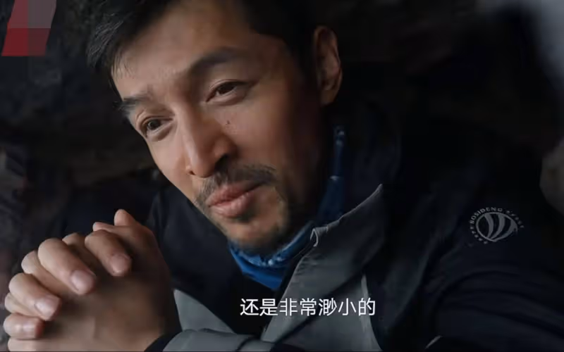 胡歌最新露面！情人節去九華山朝拜，神情滄桑不如一旁陳龍有精神