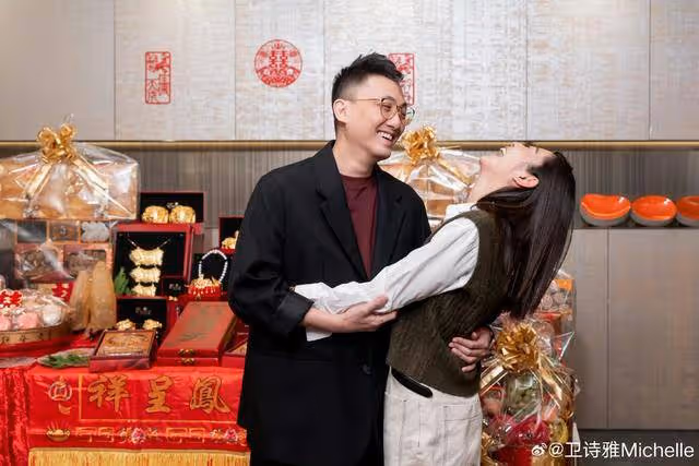 恭喜!香港知名女星風光大嫁,穿深v婚紗與多金老公教堂熱吻