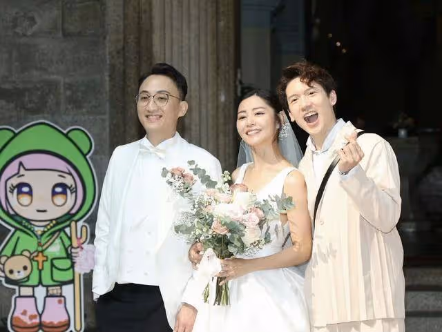 恭喜!香港知名女星風光大嫁,穿深v婚紗與多金老公教堂熱吻