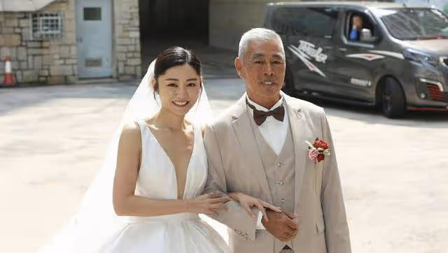 恭喜!香港知名女星風光大嫁,穿深v婚紗與多金老公教堂熱吻