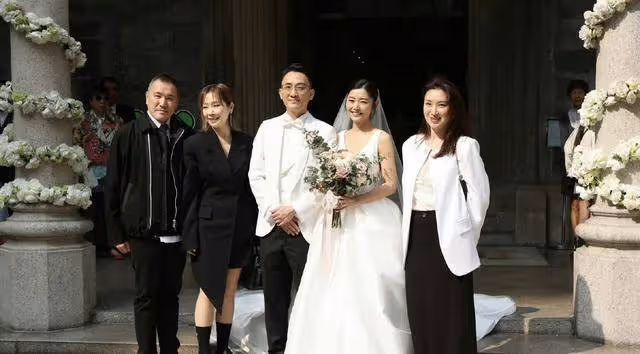 恭喜!香港知名女星風光大嫁,穿深v婚紗與多金老公教堂熱吻