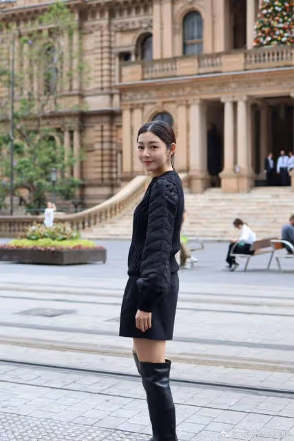 恭喜!香港知名女星風光大嫁,穿深v婚紗與多金老公教堂熱吻