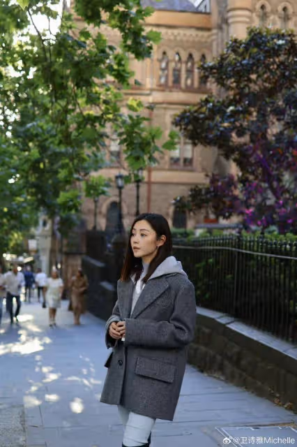 恭喜!香港知名女星風光大嫁,穿深v婚紗與多金老公教堂熱吻