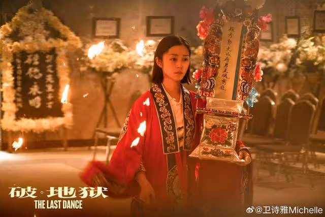 恭喜!香港知名女星風光大嫁,穿深v婚紗與多金老公教堂熱吻