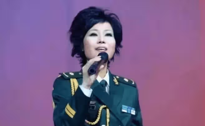 她是著名歌唱家葉凡,從高燒再到去世僅16天,演唱現場復發,後搶救無效離世