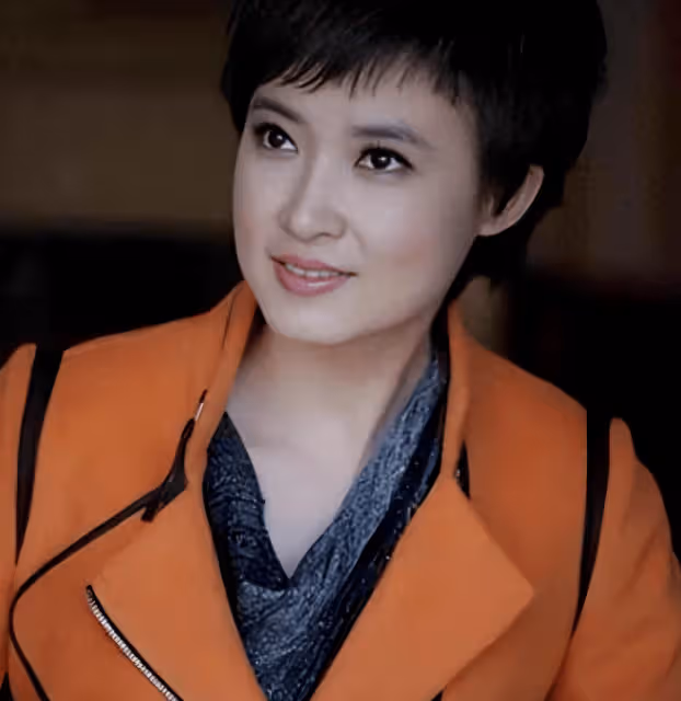 深藏不漏!《海峽兩岸》主持桑晨,原來是這位大明星的孩子,難怪長這麼漂亮