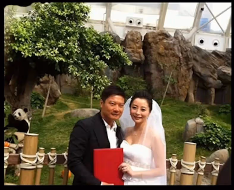曾在熊貓館舉行婚禮！TVB男星與花旦太太再探熊貓，兩個女兒模樣像爸爸