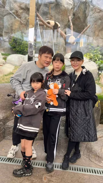 曾在熊貓館舉行婚禮！TVB男星與花旦太太再探熊貓，兩個女兒模樣像爸爸