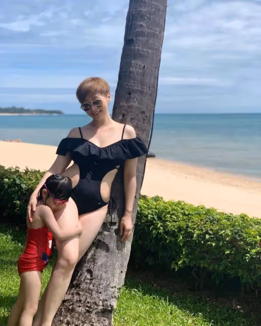 曾在熊貓館舉行婚禮！TVB男星與花旦太太再探熊貓，兩個女兒模樣像爸爸