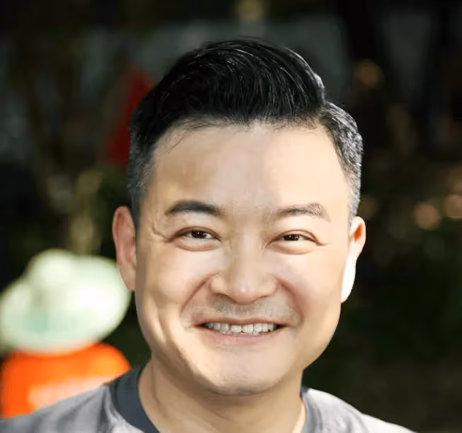 想不到，他是央視知名主持人，31歲因一句話離央視赴美國，如今48歲怎樣了