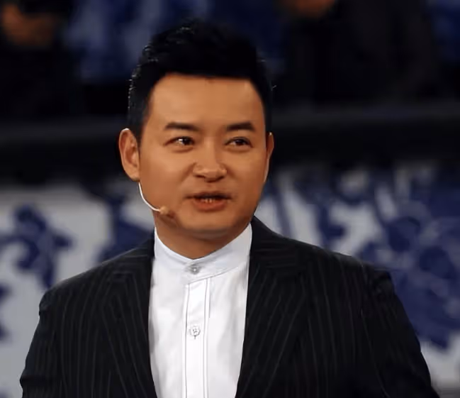 想不到，他是央視知名主持人，31歲因一句話離央視赴美國，如今48歲怎樣了