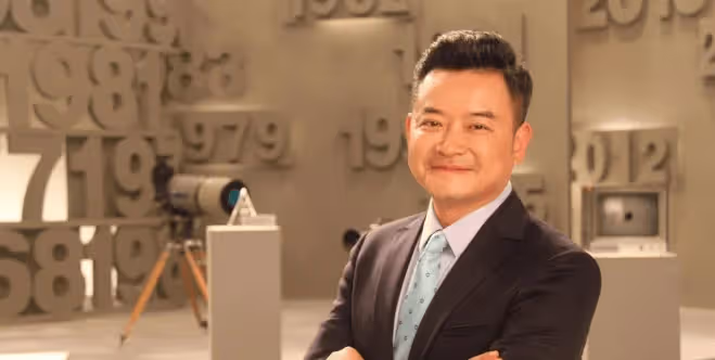 想不到,他是央視知名主持人,31歲因一句話離央視赴美國,如今48歲怎樣了
