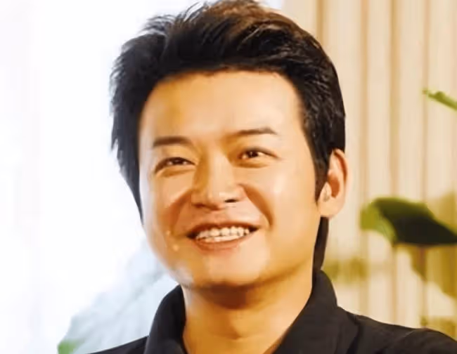 想不到,他是央視知名主持人,31歲因一句話離央視赴美國,如今48歲怎樣了