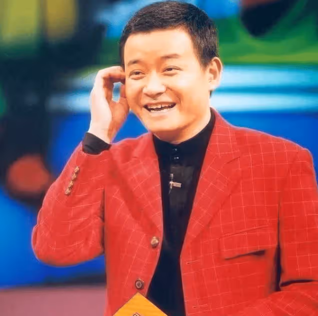 想不到,他是央視知名主持人,31歲因一句話離央視赴美國,如今48歲怎樣了
