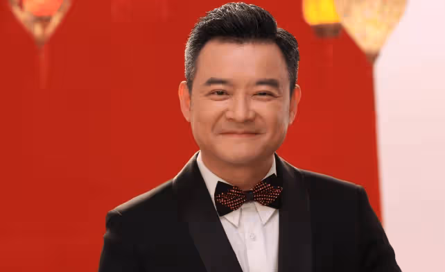 想不到,他是央視知名主持人,31歲因一句話離央視赴美國,如今48歲怎樣了