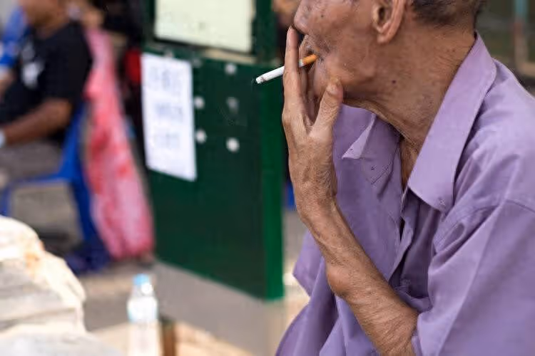 老年人要戒菸嗎?醫生告誡:60歲以後的老人,吸菸牢記「4不吸」