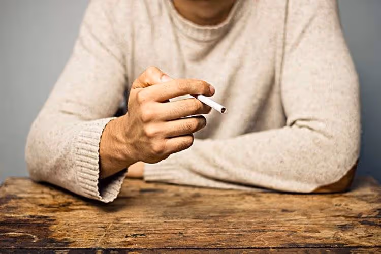 老年人要戒菸嗎?醫生告誡:60歲以後的老人,吸菸牢記「4不吸」