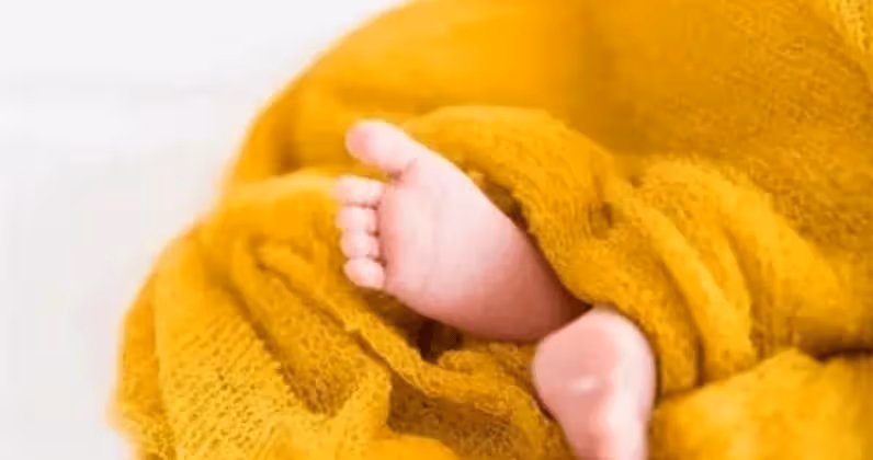 國外「美人魚」女孩喜歡在水裡,被言活不過1歲,生存10年創奇蹟