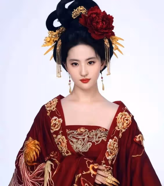 37歲劉亦菲穿唐裝太驚艷,一身刺繡紅袍國色天香,不愧是神仙姐姐