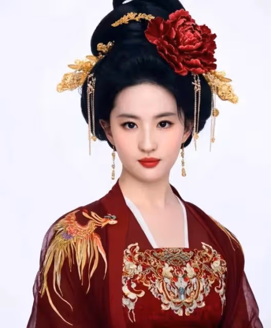 37歲劉亦菲穿唐裝太驚艷,一身刺繡紅袍國色天香,不愧是神仙姐姐