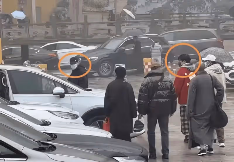 42歲胡歌情人節去九華山朝拜被拍,穿黑色衝鋒衣搭休閒褲仍舊帥氣,生圖狀態略顯滄桑!