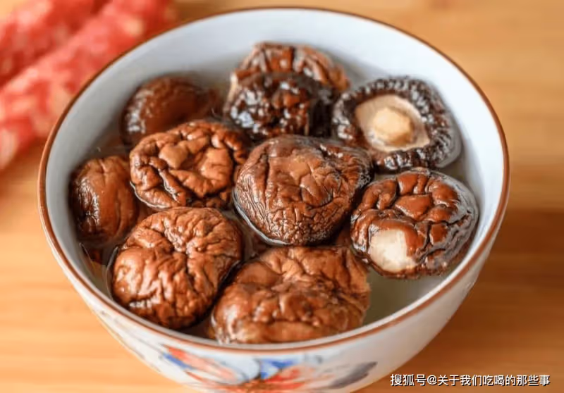 泡發乾香菇，記住不要直接用水泡，教你一招，10分鐘泡軟又乾淨